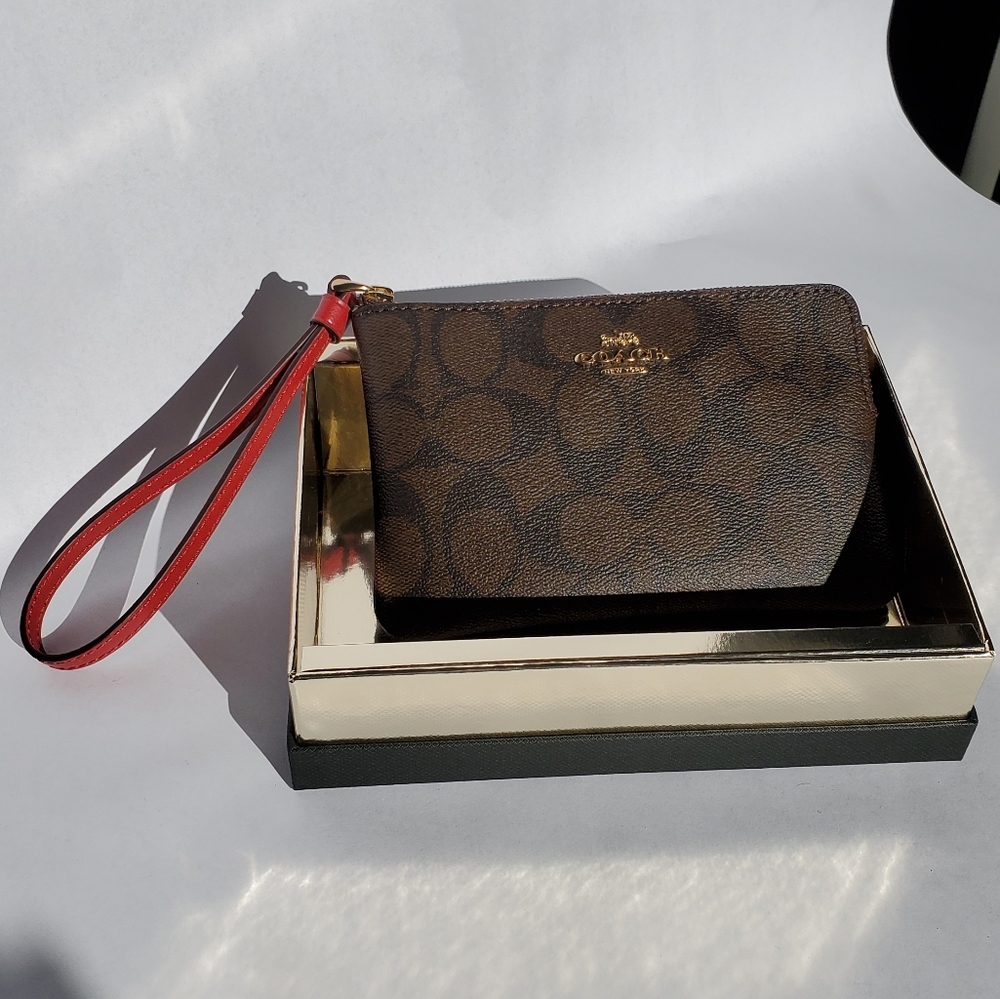 🎁 Coach Wristlet